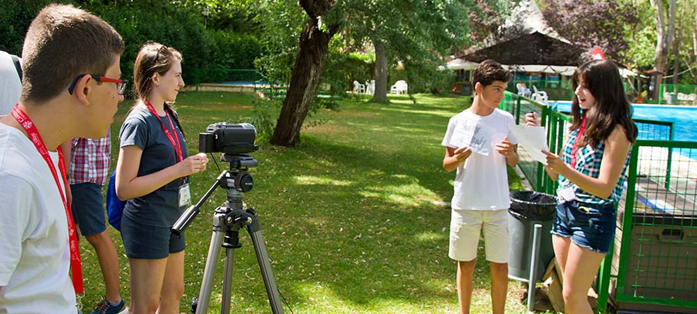 Campamentos de verano en inglés, TV News